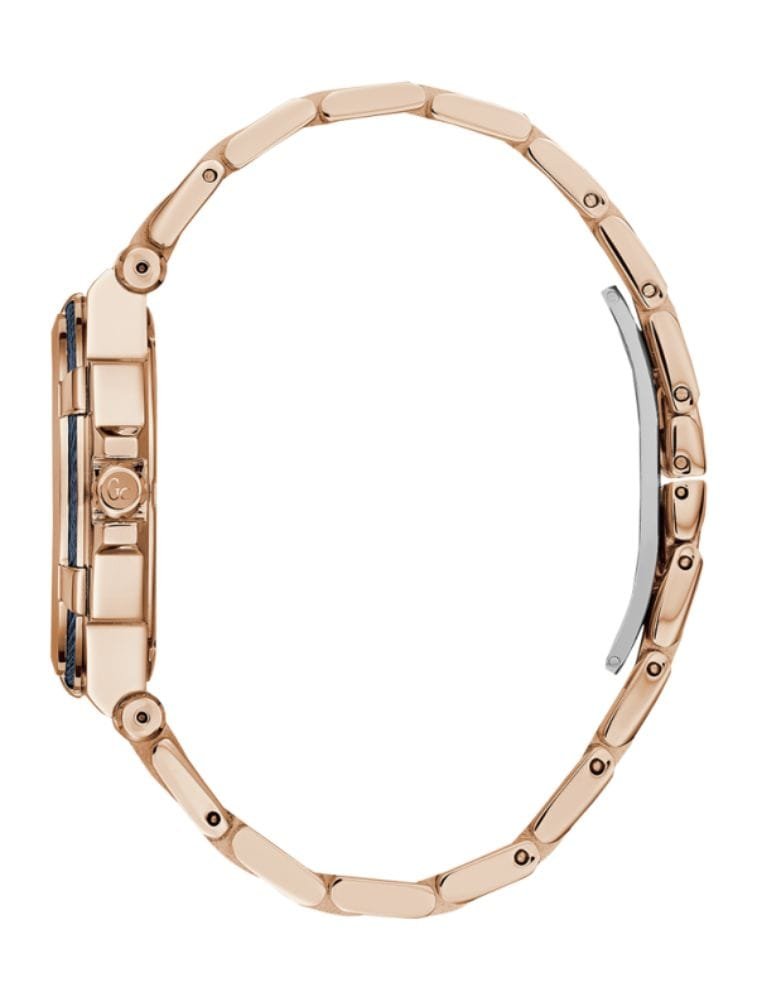 Marque: Guess Collection Modèle: Structura Cable Boîtier: Diamètre : 36mm Acier inoxydable Doré, gris Cadran: Verre : Minéral Bleu Bracelet: Acier inoxydable Doré Etanchéité: 100 m (10 ATM) Type de boucle: Boucle déployante Détails techniques: Dateur