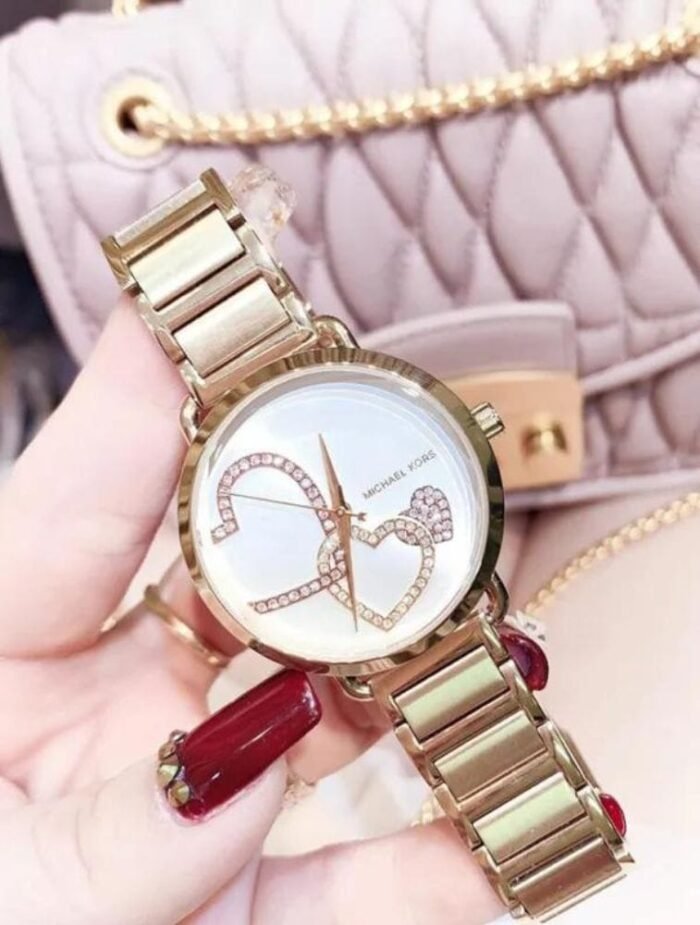 Marque: Michael Kors Modèle: PORTIA Boîtier: Diamètre : 36 mm Epaisseur : 7 mm Acier inoxydable Black Cadran: Verre : Minéral Black Bracelet: Largeur : 14 mm Acier inoxydable Black Etanchéité: 50 m (5 ATM) Type de boucle: Boucle déployante
