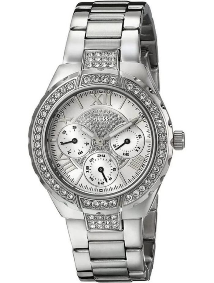 Marque: GUESS Modèle: Park Ave Boîtier: Diamètre : 36 mm Epaisseur : 9 mm Acier inoxydable Argent, doré Cadran: Verre : Minéral Argent Bracelet: Largeur : 19 mm Acier Inoxydable Argent, doré Etanchéité: 30 m (3 ATM) Type de boucle: Boucle déployante