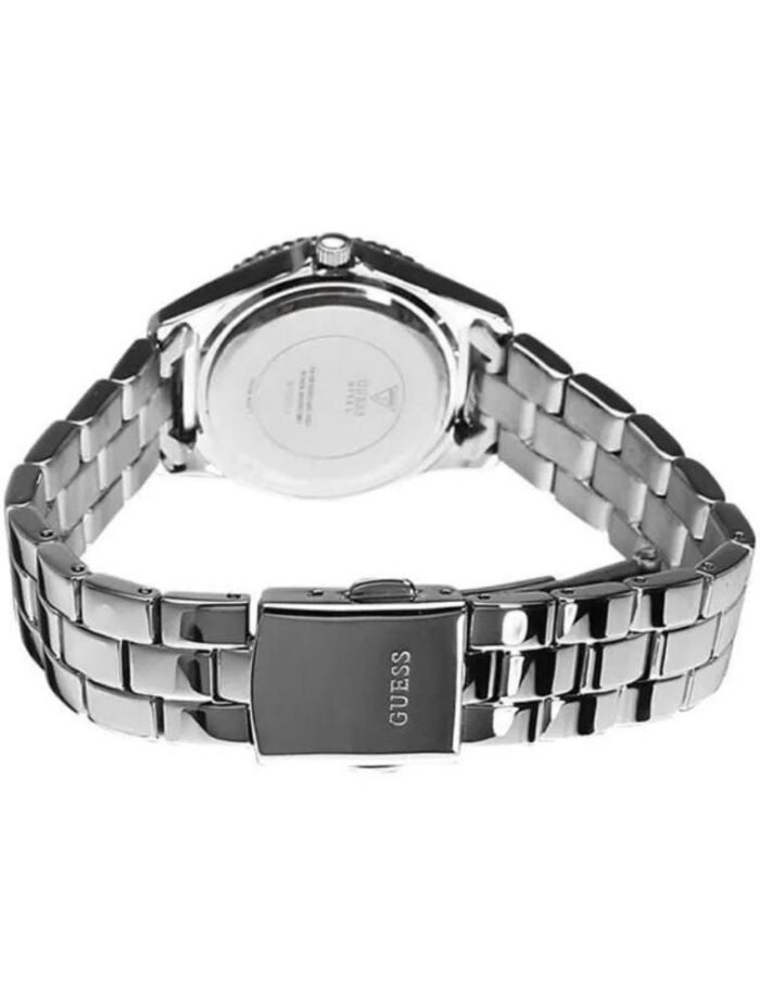 Marque: GUESS Modèle: Park Ave Boîtier: Diamètre : 36 mm Epaisseur : 9 mm Acier inoxydable Argent, doré Cadran: Verre : Minéral Argent Bracelet: Largeur : 19 mm Acier Inoxydable Argent, doré Etanchéité: 30 m (3 ATM) Type de boucle: Boucle déployante