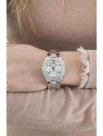 Marque: GUESS Modèle: Park Ave Boîtier: Diamètre : 36 mm Epaisseur : 9 mm Acier inoxydable Argent, doré Cadran: Verre : Minéral Argent Bracelet: Largeur : 19 mm Acier Inoxydable Argent, doré Etanchéité: 30 m (3 ATM) Type de boucle: Boucle déployante