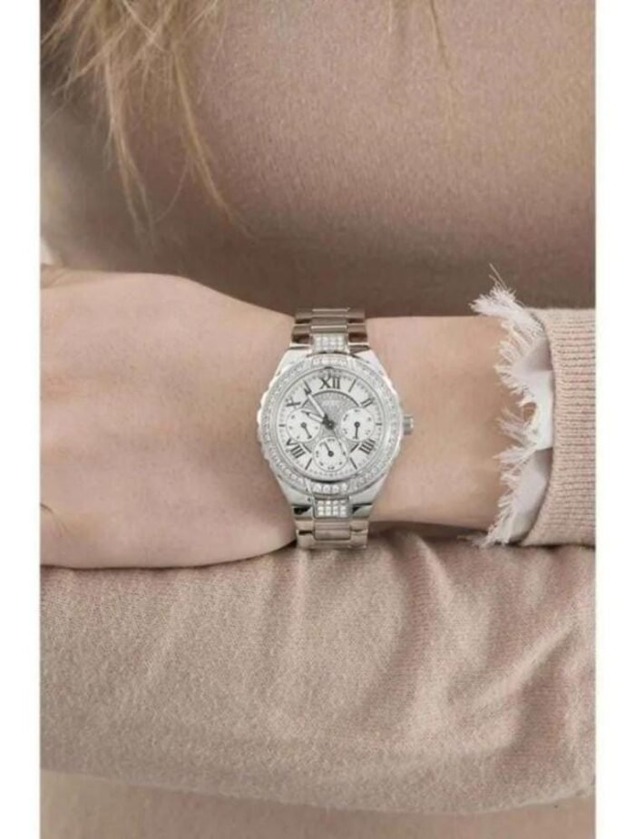 Marque: GUESS Modèle: Park Ave Boîtier: Diamètre : 36 mm Epaisseur : 9 mm Acier inoxydable Argent, doré Cadran: Verre : Minéral Argent Bracelet: Largeur : 19 mm Acier Inoxydable Argent, doré Etanchéité: 30 m (3 ATM) Type de boucle: Boucle déployante
