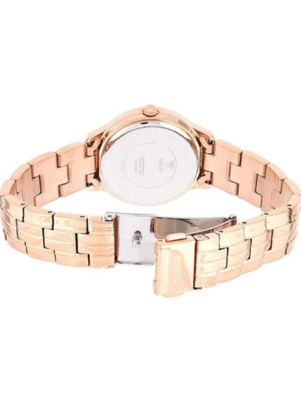 Marque: Guess Modèle: Park Ave South Boîtier: Diamètre : 30 mm Epaisseur : 9 mm Acier inoxydable Doré Cadran: Verre : Minéral Blanc Bracelet: Largeur : 19 mm Acier inoxydable Doré Etanchéité: 30 m (3 ATM) Type de boucle: Boucle déployante
