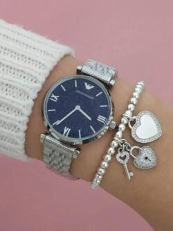 Marque: Emporio Armani Modèle: Armani Retro Boîtier: Diamètre : 32 mm Epaisseur : 8 mm Acier inoxydable Argent Cadran: Verre : Minéral Argent Bracelet: Largeur : 14 mm Acier Inoxydable Argent Etanchéité: 30 m (3 ATM) Type de boucle: Boucle déployante