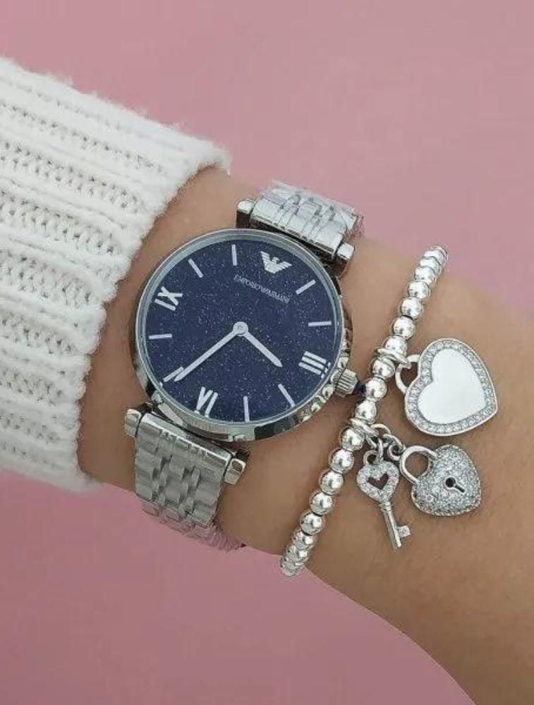 Marque: Emporio Armani Modèle: Armani Retro Boîtier: Diamètre : 32 mm Epaisseur : 8 mm Acier inoxydable Argent Cadran: Verre : Minéral Argent Bracelet: Largeur : 14 mm Acier Inoxydable Argent Etanchéité: 30 m (3 ATM) Type de boucle: Boucle déployante