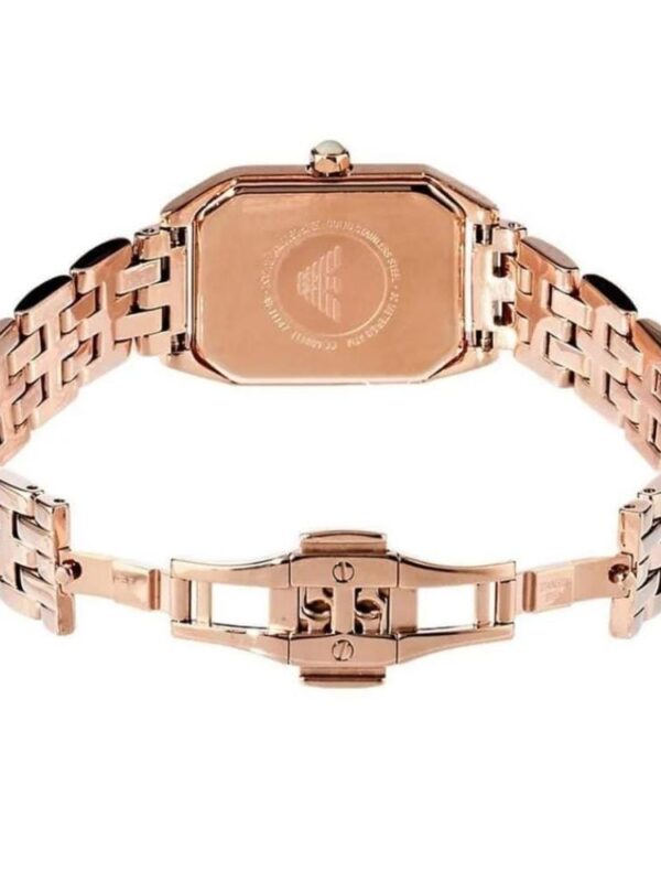 Marque: Emporio Armani Modèle: AR11147 Boîtier: Diamètre : 36 mm Epaisseur : 6 mm Acier inoxydable Doré Cadran: Verre : Minéral Bris Bracelet: Largeur : 20 mm Acier Inoxydable Doré, argent Etanchéité: 50 m (5 ATM) Type de boucle: Boucle déployante