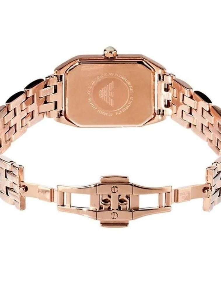Marque: Emporio Armani Modèle: AR11147 Boîtier: Diamètre : 36 mm Epaisseur : 6 mm Acier inoxydable Doré Cadran: Verre : Minéral Bris Bracelet: Largeur : 20 mm Acier Inoxydable Doré, argent Etanchéité: 50 m (5 ATM) Type de boucle: Boucle déployante