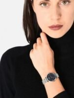Marque: Emporio Armani Modèle: Armani Retro Boîtier: Diamètre : 32 mm Epaisseur : 8 mm Acier inoxydable Argent Cadran: Verre : Minéral Argent Bracelet: Largeur : 14 mm Acier Inoxydable Argent Etanchéité: 30 m (3 ATM) Type de boucle: Boucle déployante