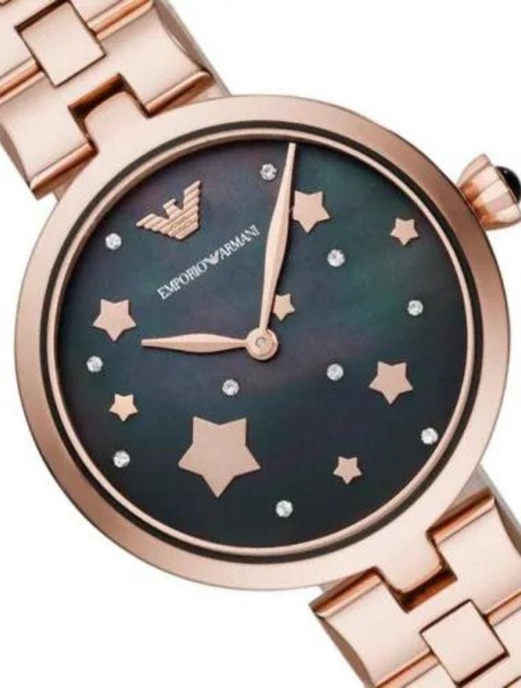 Montre de luxe pour femme avec boite et sachet EMPORIO ARMANI Garantie de 2ans Bracelet en acier inoxydable Boîtier en acier inoxydable Montre pour femme à mouvement Quartz Type d’affichage : Analogique Diamètre du cadran : 32 millimètres