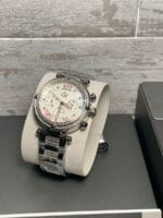 Montre Femme Gc LadyChic Y16001L1 chronographe suisse sur son support, cadran nacre, au Maroc.