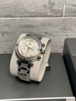 Montre Femme Gc LadyChic Y16001L1 chronographe suisse sur son support, cadran nacre, au Maroc.