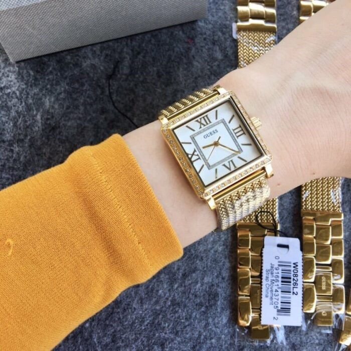 Photo de la montre Guess W0826L2 dorée pour femme, vue de face et portée au poignet