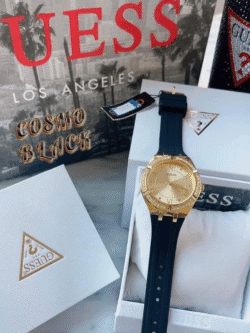 Gros plan du cadran doré soleillé et de la lunette ornée de cristaux clairs de la montre GUESS GW0034L1.