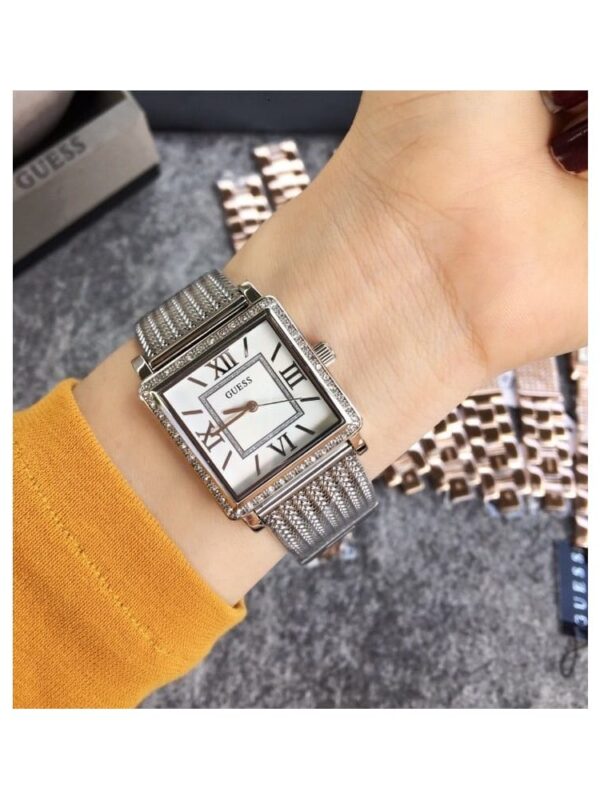 Photo de la montre Guess W0826L1 pour femme, vue de face et portée au poignet