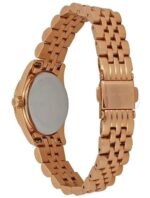 Marque: Michael Kors Modèle: Lexington Boîtier: Diamètre : 26 mm Epaisseur : 8.5 mm Acier inoxydable Pour petit poignet Cadran: Verre : Minéral Argent Bracelet: Largeur : 12 mm Acier inoxydable Argent, doré Type de boucle: Boucle déployante Etanchéité: 100 m (10 ATM) Détails techniques: Dateur Chronomètre
