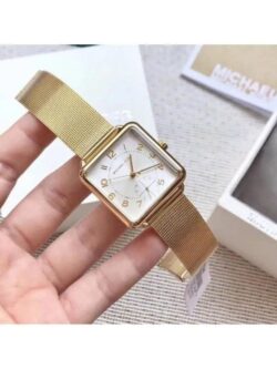 Marque: Michael Kors Modèle: Brenner Boîtier: Diamètre : 31 mm Epaisseur : 8 mm Acier inoxydable Doré Cadran: Verre : Minéral Doré Bracelet: Largeur : 18 mm Acier inoxydable Doré Etanchéité: 50 m (5 ATM) Type de boucle: Boucle déployante