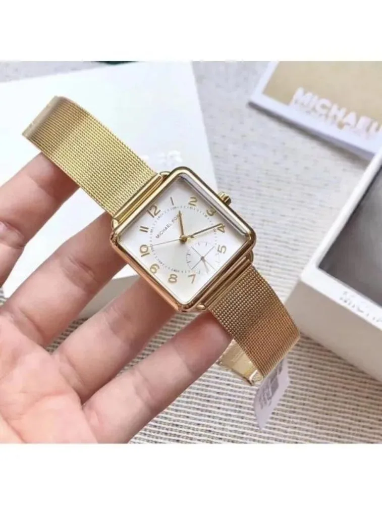 Marque: Michael Kors Modèle: Brenner Boîtier: Diamètre : 31 mm Epaisseur : 8 mm Acier inoxydable Doré Cadran: Verre : Minéral Doré Bracelet: Largeur : 18 mm Acier inoxydable Doré Etanchéité: 50 m (5 ATM) Type de boucle: Boucle déployante