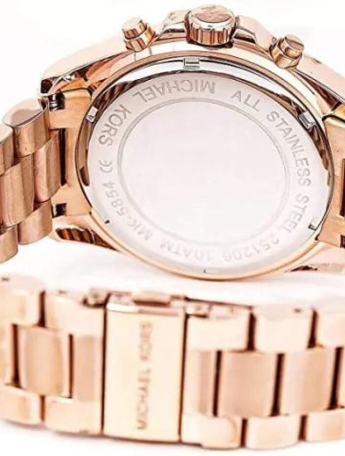 Marque: Michael Kors Modèle: Bradshaw MK5854 Boîtier: Diamètre : 43 mm Epaisseur : 13 mm Acier inoxydable Gold Rose Cadran: Verre : Minéral Noir Bracelet: Largeur : 22 mm Acier inoxydable Gold rose Etanchéité: 100 m (10 ATM) Type de boucle: Boucle déployante Détails techniques: Dateur Chronomètre