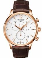Marque: TISSOT Modèle: Tradition Boîtier: Diamètre : 42 mm Epaisseur : 11.1 mm Acier inoxydable Doré Cadran: Verre : Minéral Blanc Bracelet: Largeur : 20 mm Cuir Marron Etanchéité: 30 m (3 ATM) Type de boucle: Boucle déployante Détails techniques: Dateur Chronomètre