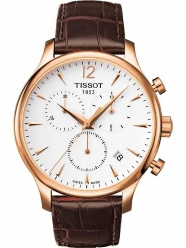 Marque: TISSOT Modèle: Tradition Boîtier: Diamètre : 42 mm Epaisseur : 11.1 mm Acier inoxydable Doré Cadran: Verre : Minéral Blanc Bracelet: Largeur : 20 mm Cuir Marron Etanchéité: 30 m (3 ATM) Type de boucle: Boucle déployante Détails techniques: Dateur Chronomètre