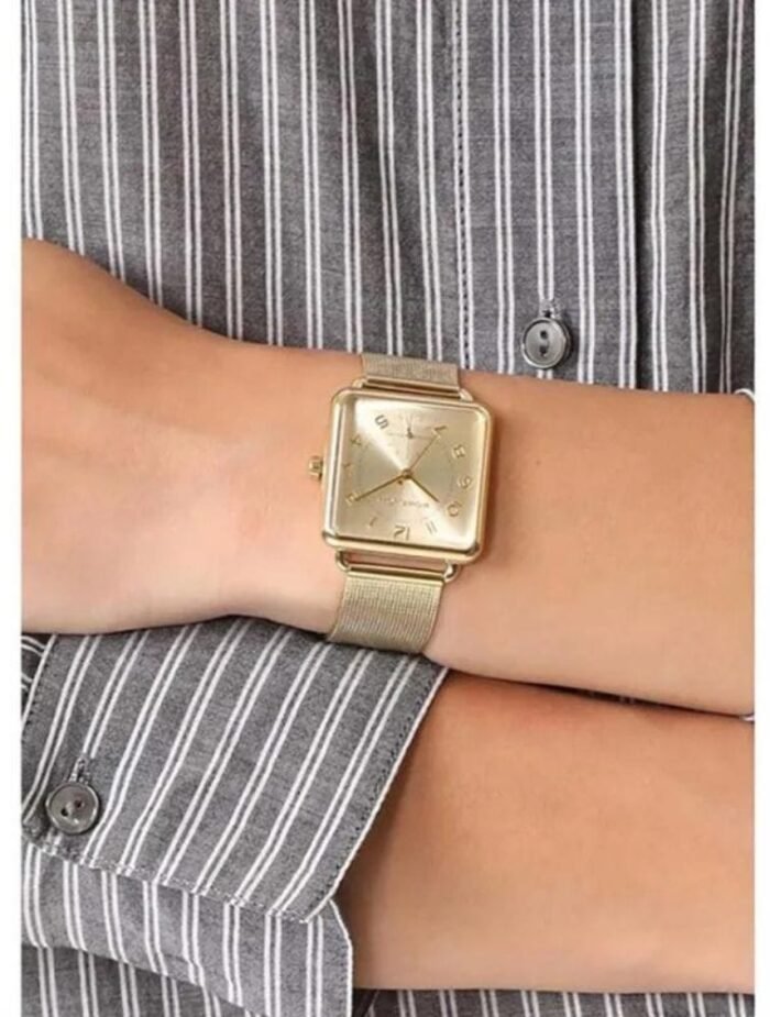 Marque: Michael Kors Modèle: Brenner Boîtier: Diamètre : 31 mm Epaisseur : 8 mm Acier inoxydable Doré Cadran: Verre : Minéral Doré Bracelet: Largeur : 18 mm Acier inoxydable Doré Etanchéité: 50 m (5 ATM) Type de boucle: Boucle déployante