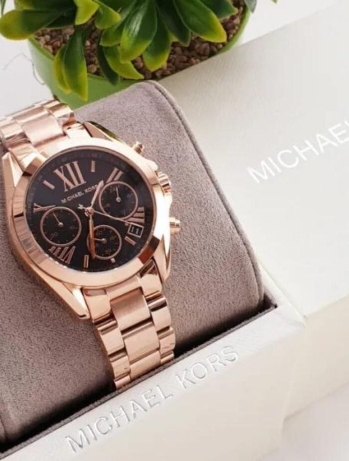 Marque: Michael Kors Modèle: Bradshaw MK5854 Boîtier: Diamètre : 43 mm Epaisseur : 13 mm Acier inoxydable Gold Rose Cadran: Verre : Minéral Noir Bracelet: Largeur : 22 mm Acier inoxydable Gold rose Etanchéité: 100 m (10 ATM) Type de boucle: Boucle déployante Détails techniques: Dateur Chronomètre