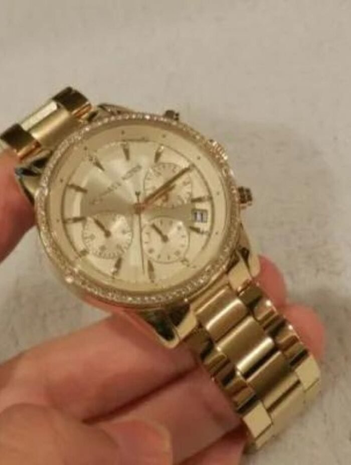 Marque: Michael Kors Modèle: ITZ Boîtier: Diamètre : 37 mm Epaisseur : 11 mm Acier inoxydable GOLD Cadran: Verre : Minéral GOLD Bracelet: Largeur : 20 mm Acier inoxydable Argent Etanchéité: 100 m (10 ATM) Type de boucle: Boucle déployante Détails techniques: Dateur Chronomètre