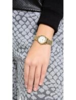 Marque: Michael Kors Modèle: Lexington Boîtier: Diamètre : 26 mm Epaisseur : 8.5 mm Acier inoxydable Idéal pour petit poignet Cadran: Verre : Minéral Argent Bracelet: Largeur : 12 mm Acier inoxydable Argent, doré Type de boucle: Boucle déployante Etanchéité: 100 m (10 ATM) Détails techniques: Dateur Chronomètre