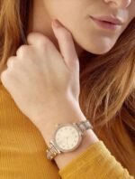 Marque: Michael Kors Modèle: Darci Boîtier: Diamètre : 36 mm Epaisseur : 7 mm Acier inoxydable Black Cadran: Verre : Minéral Black Bracelet: Largeur : 14 mm Acier inoxydable Black Etanchéité: 50 m (5 ATM) Type de boucle: Boucle déployante