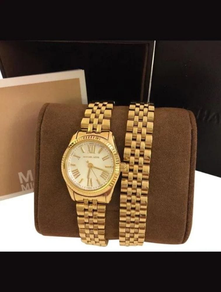 Marque: Michael Kors Modèle: Lexington Boîtier: Diamètre : 26 mm Epaisseur : 8.5 mm Acier inoxydable Idéal pour petit poignet Cadran: Verre : Minéral Argent Bracelet: Largeur : 12 mm Acier inoxydable Argent, doré Type de boucle: Boucle déployante Etanchéité: 100 m (10 ATM) Détails techniques: Dateur Chronomètre