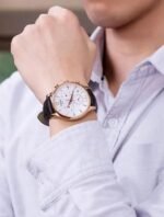 Marque: TISSOT Modèle: Tradition Boîtier: Diamètre : 42 mm Epaisseur : 11.1 mm Acier inoxydable Doré Cadran: Verre : Minéral Blanc Bracelet: Largeur : 20 mm Cuir Marron Etanchéité: 30 m (3 ATM) Type de boucle: Boucle déployante Détails techniques: Dateur Chronomètre