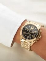 Marque: Michael Kors Modèle: Bradshaw Boîtier: Diamètre : 43 mm Epaisseur : 13 mm Acier inoxydable Doré Cadran: Verre : Minéral Noir Bracelet: Largeur : 22 mm Acier inoxydable Doré Etanchéité: 100 m (10 ATM) Type de boucle: Boucle déployante Détails techniques: Dateur Chronomètre