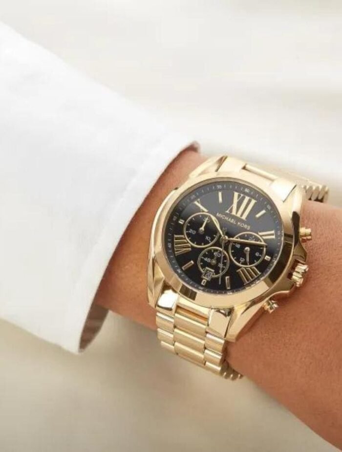 Marque: Michael Kors Modèle: Bradshaw Boîtier: Diamètre : 43 mm Epaisseur : 13 mm Acier inoxydable Doré Cadran: Verre : Minéral Noir Bracelet: Largeur : 22 mm Acier inoxydable Doré Etanchéité: 100 m (10 ATM) Type de boucle: Boucle déployante Détails techniques: Dateur Chronomètre