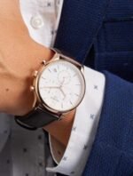 Marque: TISSOT Modèle: Tradition Boîtier: Diamètre : 42 mm Epaisseur : 11.1 mm Acier inoxydable Doré Cadran: Verre : Minéral Blanc Bracelet: Largeur : 20 mm Cuir Marron Etanchéité: 30 m (3 ATM) Type de boucle: Boucle déployante Détails techniques: Dateur Chronomètre
