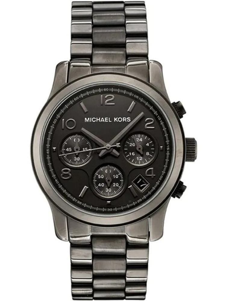 Marque: Michael Kors Modèle: Bradshaw Boîtier: Diamètre : 43 mm Epaisseur : 13 mm Acier inoxydable Noir Cadran: Verre : Minéral Noir Bracelet: Largeur : 21 mm Acier inoxydable Noir Type de boucle: Boucle déployante Etanchéité: 100 m (10 ATM) Détails techniques: Dateur Chrono