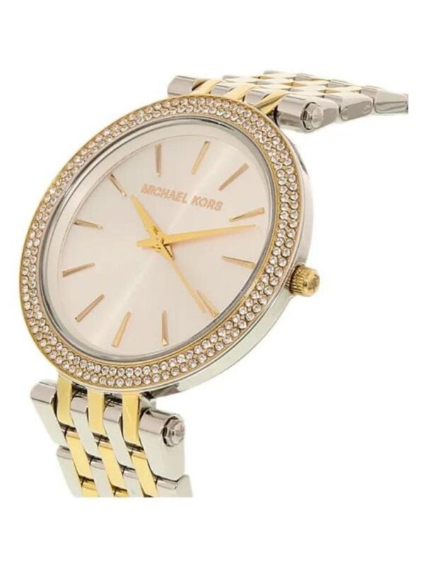 Marque: Michael Kors Modèle: Darci Boîtier: Diamètre : 39 mm Epaisseur : 7 mm Acier inoxydable Argent, doré Cadran: Verre : Minéral Argent Bracelet: Largeur : 19 mm Acier inoxydable Argent, doré Etanchéité: 50 m (5 ATM) Type de boucle: Boucle déployante Détails techniques: Dateur Chronomètre