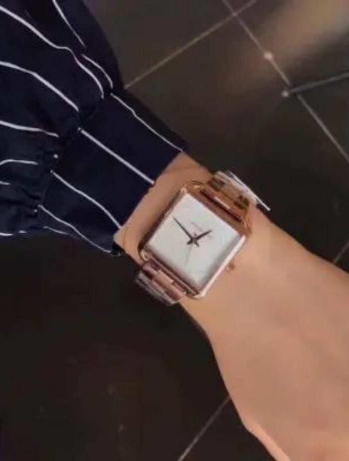 Marque: Michael Kors Modèle:RITZ 3644 Boîtier: Diamètre : 37 mm Epaisseur : 8 mm Acier inoxydable Bronze Cadran: Verre : Minéral Bronze Bracelet: Acier inoxydable BRONZE Etanchéité: 50 m (5 ATM) Type de boucle: Boucle déployant