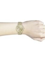 Marque: Michael Kors Modèle:runway runway Boîtier: Diamètre : 37 mm Epaisseur : 11 mm Acier inoxydable GOLD Cadran: Verre : Minéral GOLD Bracelet: Largeur : 20 mm Acier inoxydable gold Etanchéité: 100 m (10 ATM) Type de boucle: Boucle déployante Détails techniques: Dateur Chronomètre