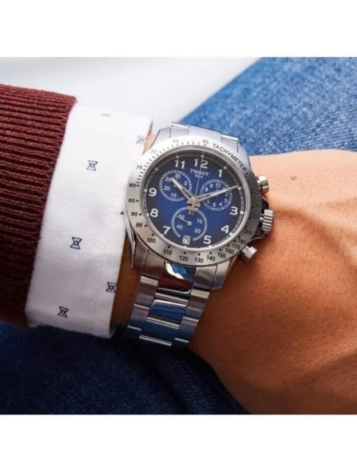 Marque: TISSOT Modèle: T-SPORT Boîtier: Diamètre : 42.5 mm Epaisseur : 11.22 mm Acier inoxydable Argent, Bleu Cadran: Verre : Minéral Bleu Bracelet: Acier inoxydable Argent Etanchéité: 100 m (10 ATM) Type de boucle: Boucle déployante Détails techniques: Dateur Chronomètre