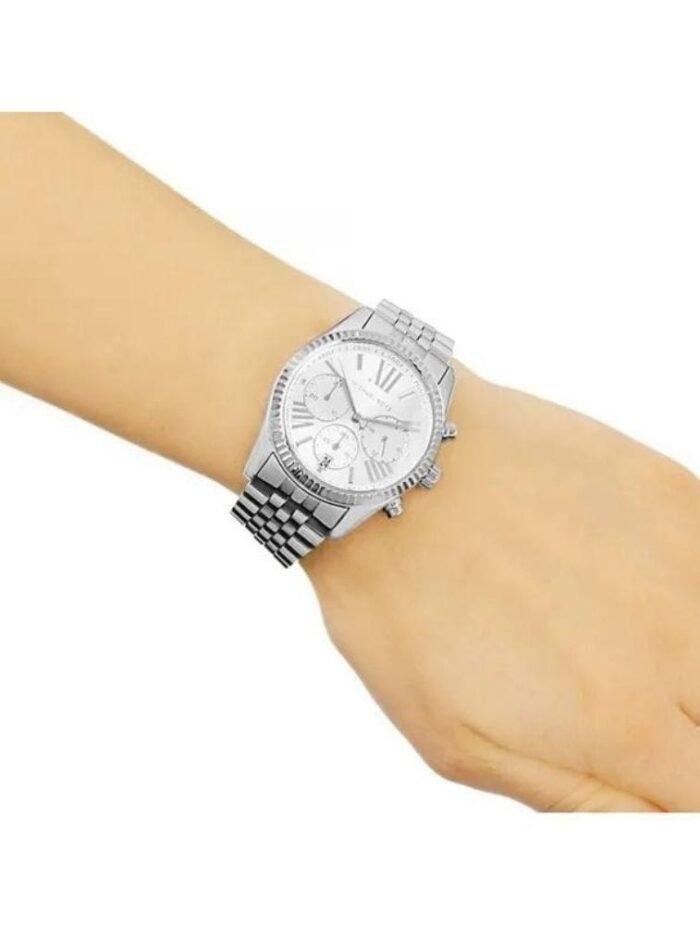 Marque: Michael Kors Modèle: Lexington Boîtier: Diamètre : 38 mm Epaisseur : 12 mm Acier inoxydable Bronze Cadran: Verre : Minéral Argent Bracelet: Largeur : 20 mm Acier inoxydable Bronze Etanchéité: 100 m (10 ATM) Type de boucle: Boucle déployante Détails techniques: Dateur Chronomètre