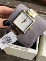 Marque: Michael Kors Modèle:RITZ 3644 Boîtier: Diamètre : 37 mm Epaisseur : 8 mm Acier inoxydable Bronze Cadran: Verre : Minéral Bronze Bracelet: Acier inoxydable GOLD Etanchéité: 50 m (5 ATM) Type de boucle: Boucle déployant