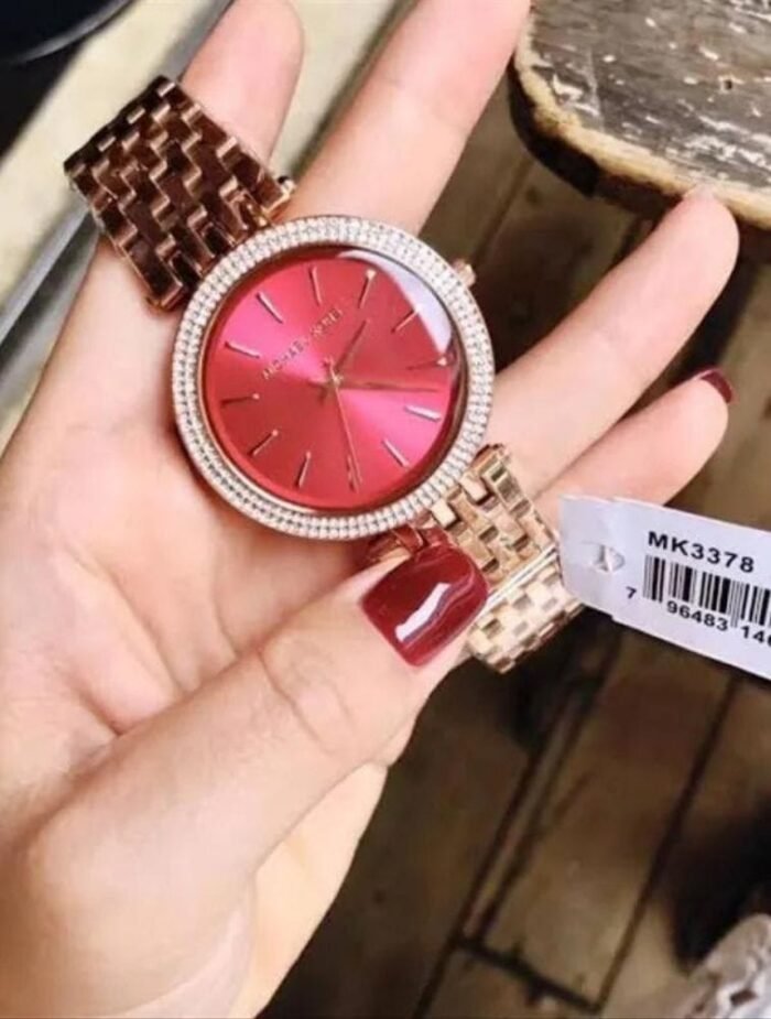 Marque: Michael Kors Modèle: Darci Boîtier: Diamètre : 39 mm Epaisseur : 7 mm Acier inoxydable Rouge Cadran: Verre : Minéral Bracelet: Largeur : 19 mm Acier inoxydable Etanchéité: 50 m (5 ATM) Type de boucle: Boucle déployante Détails techniques: Dateur Chronomètre