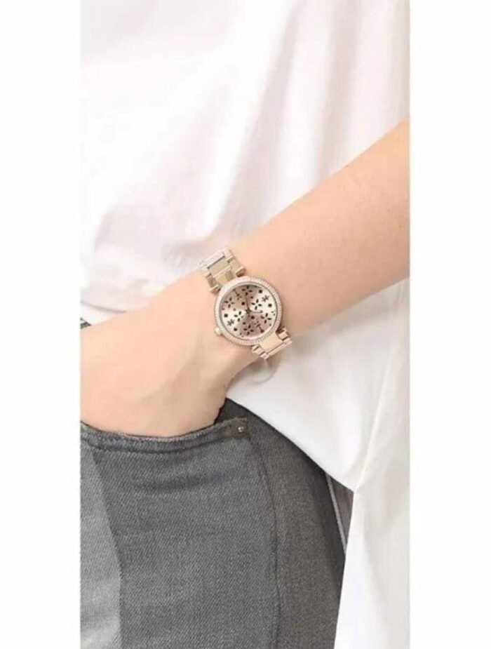 Marque: Michael Kors Modèle: Parker Boîtier: Diamètre : 33 mm Epaisseur : 9 mm Acier inoxydable Doré Cadran: Verre : Minéral Doré Bracelet: Largeur : 15 mm Acier inoxydable Doré Etanchéité: 100 m (10 ATM) Type de boucle: Boucle déployante