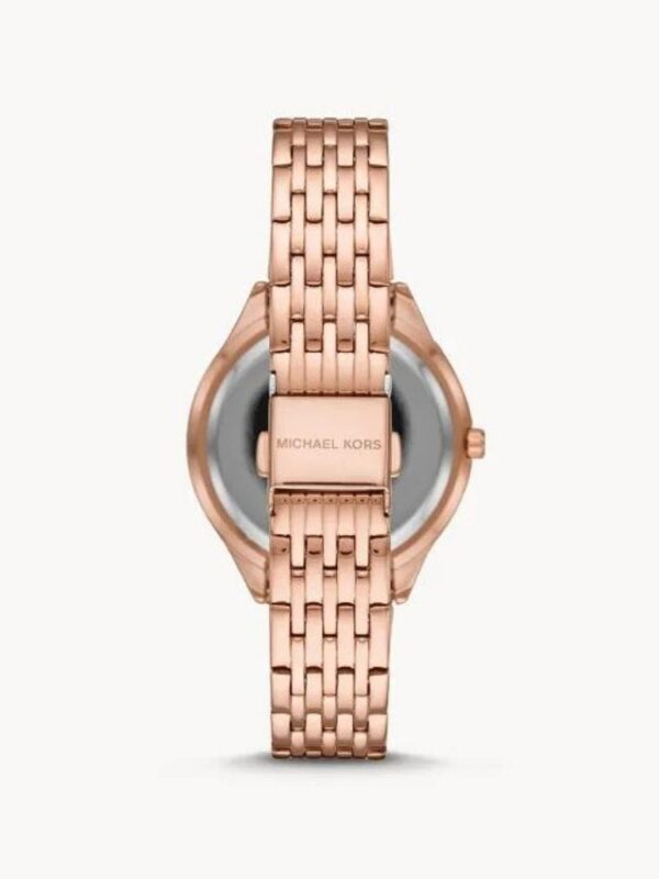 Marque: Michael Kors Modèle:RITZ Mindy Boîtier: Diamètre : 36 mm Epaisseur : 8 mm Acier inoxydable Bronze Cadran: Verre : Minéral Bronze Bracelet: Acier inoxydable Bronze Etanchéité: 50 m (5 ATM) Type de boucle: Boucle déployant