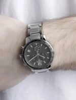 Marque: TISSOT Modèle: Quickster Boîtier: Diamètre : 42 mm Epaisseur : 10,72 mm Acier inoxydable Argent Cadran: Verre : Minéral Bracelet: Largeur : 18 mm Acier inoxydable Argent Etanchéité: 100 m (10 ATM) Type de boucle: Boucle déployante Détails techniques: Dateur Chronomètre