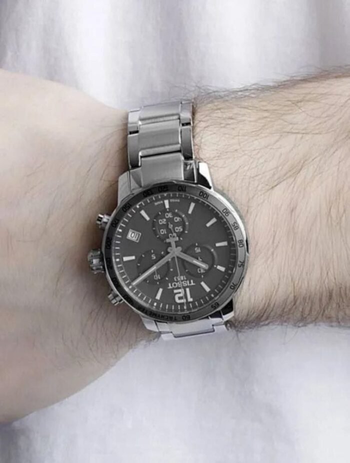 Marque: TISSOT Modèle: Quickster Boîtier: Diamètre : 42 mm Epaisseur : 10,72 mm Acier inoxydable Argent Cadran: Verre : Minéral Bracelet: Largeur : 18 mm Acier inoxydable Argent Etanchéité: 100 m (10 ATM) Type de boucle: Boucle déployante Détails techniques: Dateur Chronomètre