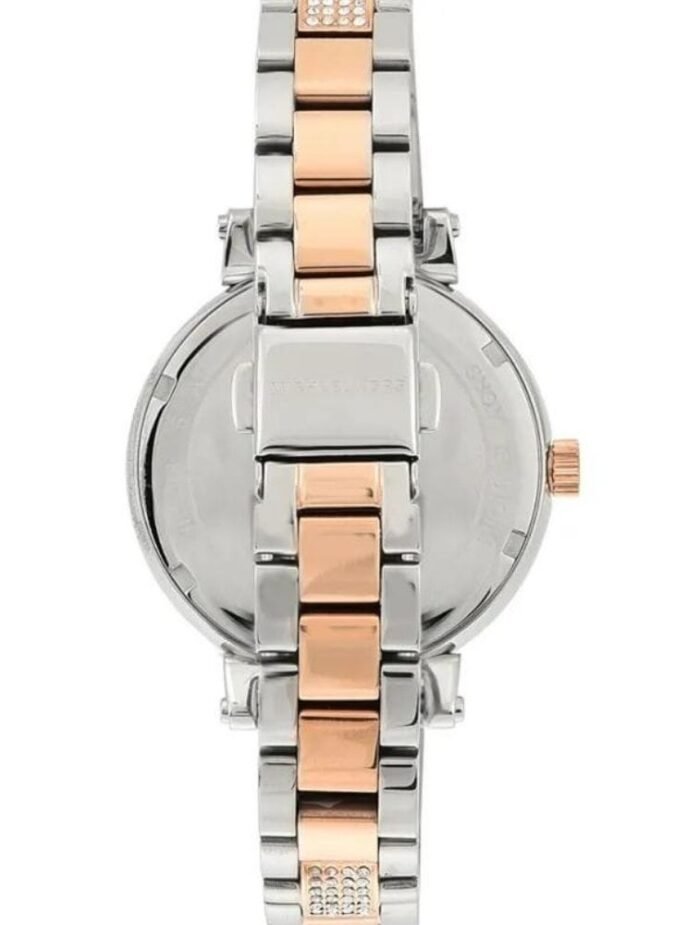 Marque: Michael Kors Modèle: Darci Boîtier: Diamètre : 36 mm Epaisseur : 7 mm Acier inoxydable Black Cadran: Verre : Minéral Black Bracelet: Largeur : 14 mm Acier inoxydable Black Etanchéité: 50 m (5 ATM) Type de boucle: Boucle déployante