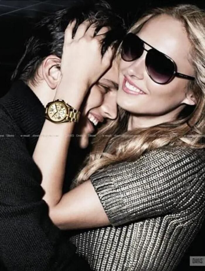 Marque: Michael Kors Modèle: Bradshaw Boîtier: Diamètre : 38 mm Epaisseur : 13 mm Acier inoxydable Doré Cadran: Verre : Minéral Doré Bracelet: Largeur : 20 mm Acier inoxydable Doré Etanchéité: 100 m (10 ATM) Type de boucle: Boucle déployante Détails techniques: Dateur Chronomètre