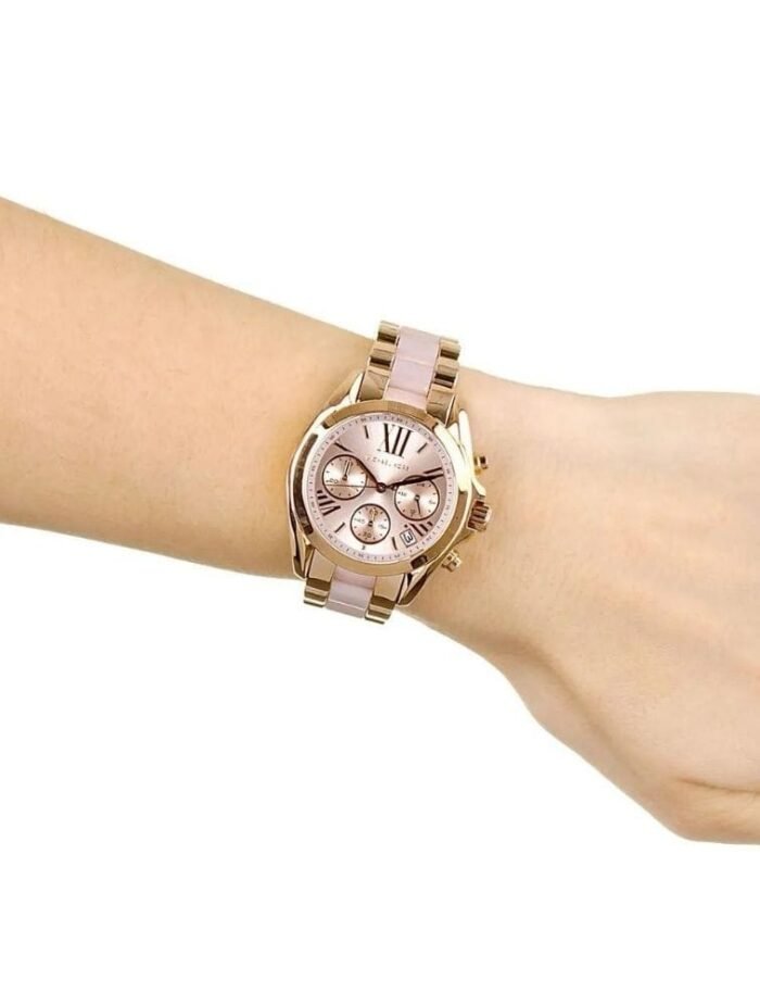 Marque: Michael Kors Modèle: Bradshaw Boîtier: Diamètre : 36 mm Epaisseur : 13 mm Acier inoxydable Doré Cadran: Verre : Minéral Doré Bracelet: Largeur : 18 mm Acier inoxydable Doré Etanchéité: 100 m (10 ATM) Type de boucle: Boucle déployante Détails techniques: Dateur Chronomètre