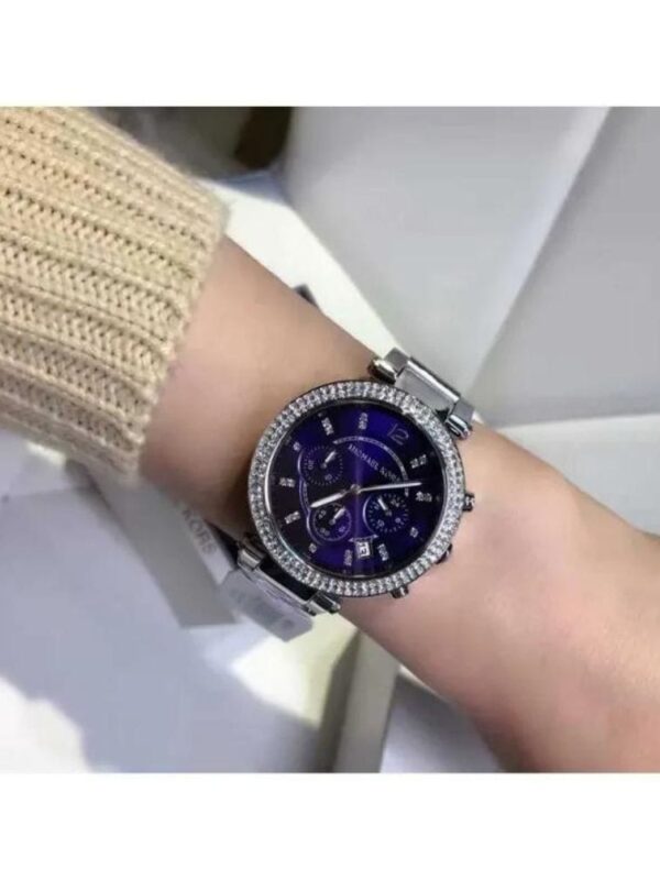 Marque: Michael Kors Modèle: Parker Boîtier: Diamètre : 39 mm Epaisseur : 11 mm Acier inoxydable Argent Cadran: Verre : Minéral Bleu Bracelet: Largeur : 20 mm Acier inoxydable Argent Etanchéité: 100 m (10 ATM) Type de boucle: Boucle déployante Détails techniques: Dateur Chronomètre